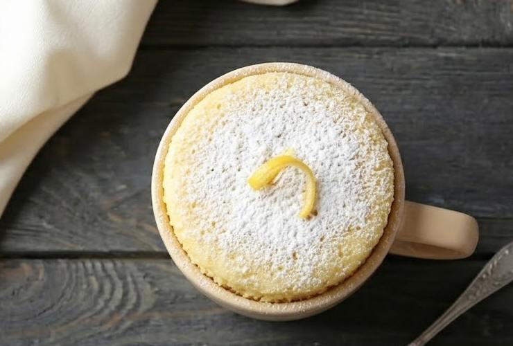 mug cake al limone con zucchero a velo
