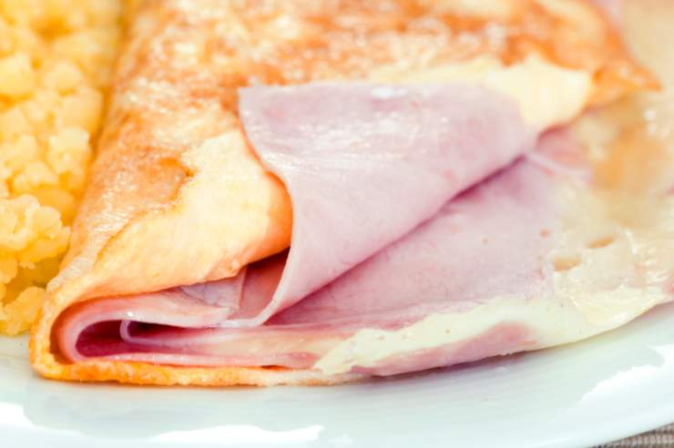 primo piano di omelette ripiena