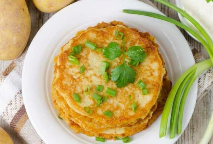 pancake di patate in piatto bianco