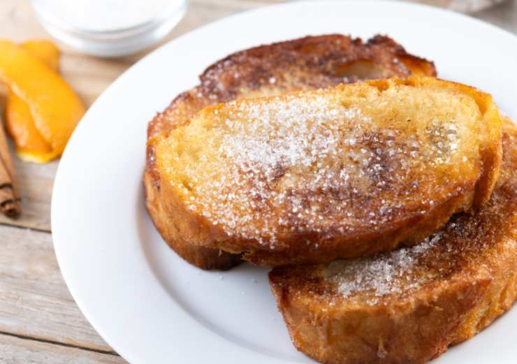 pane dorato con burro e zucchero