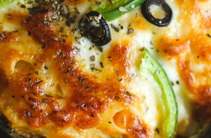 primo piano di pasta al forno con olive