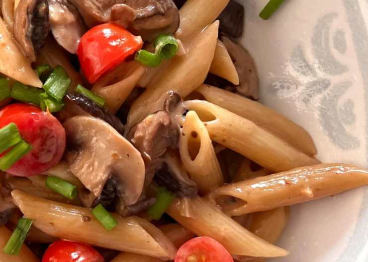 pasta condita con funghi e pomodori