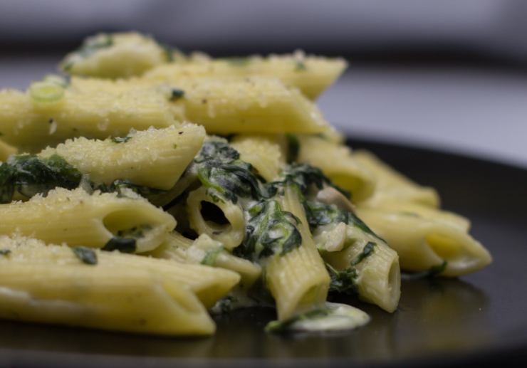 pasta cremosa con panna e spinaci