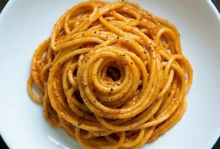 spaghetti con crema di peperoni e ricotta