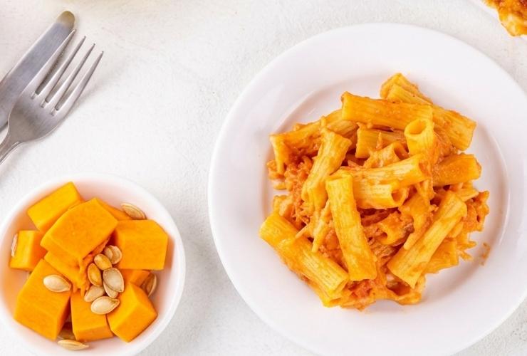 piatto con pasta condita con zucca e besciamella