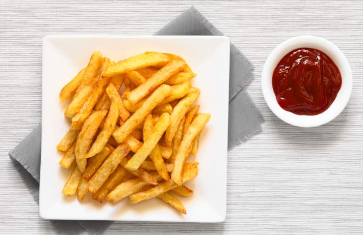 vassoio bianco con patate fritte