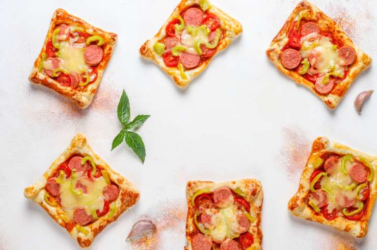pizzette di sfoglia con wurstel e pomodori
