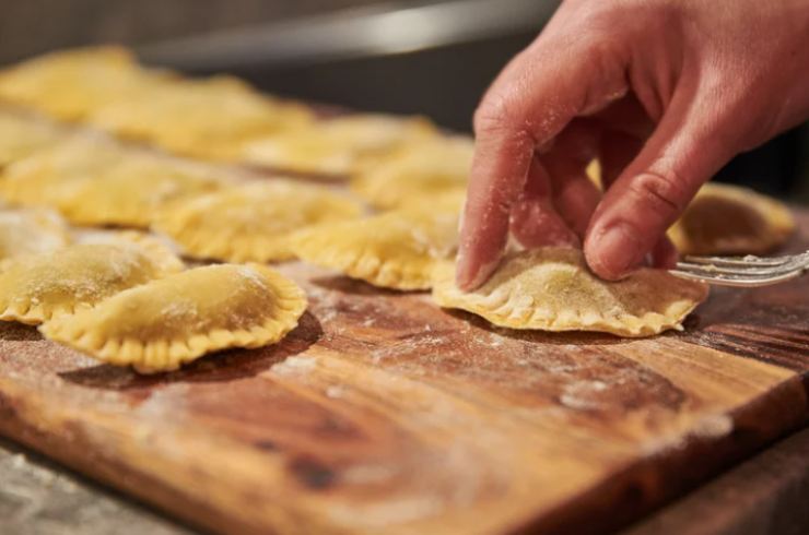 ravioli su tagliere di legno