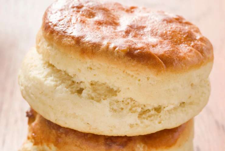 scones dorati e tagliati a metà