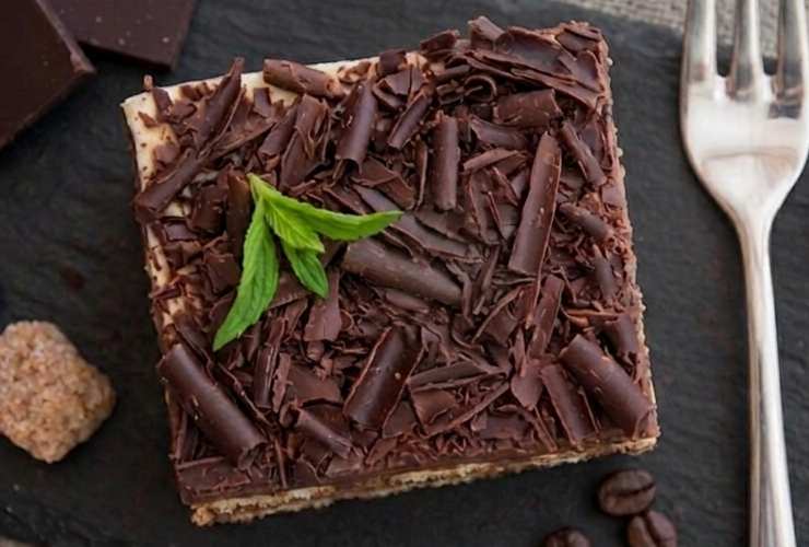 fetta di tiramisù al cioccolato