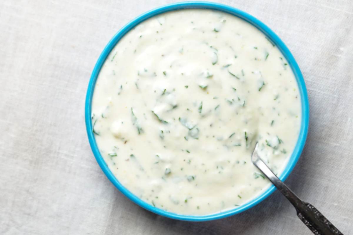 ciotola con salsa ranch