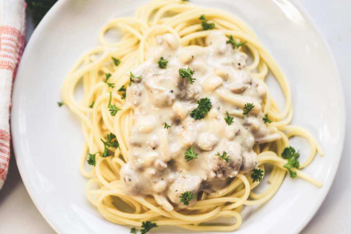 spaghetti con panna funghi e salsicce