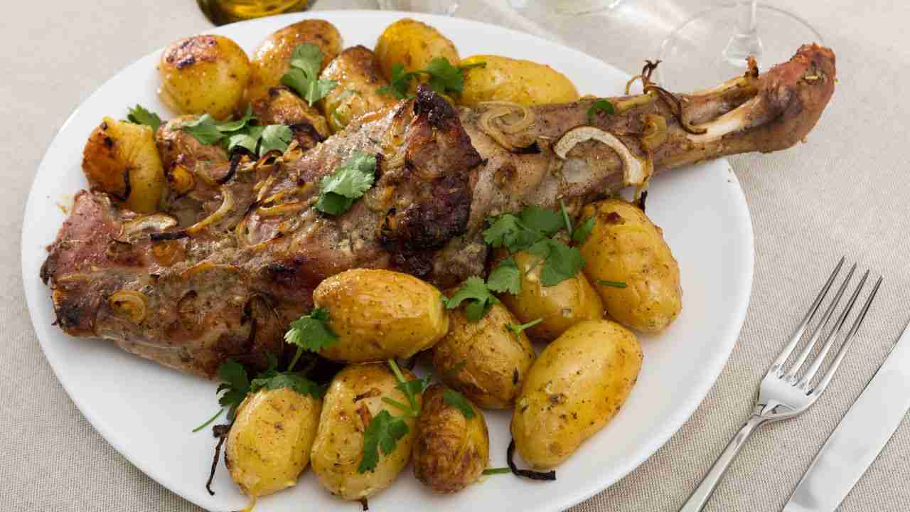 Agnello al forno con patate buttalapasta.it