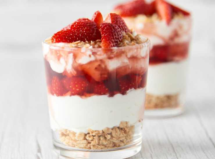 Cheesecake alle fragole senza forno in bicchiere buttalapasta.it