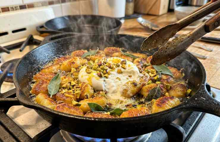 Gnocchi di patate che sfrigolano in padella di ghisa con burro noisette, salvia croccante e burrata che si scioglie, negli ultimi secondi di cottura.
