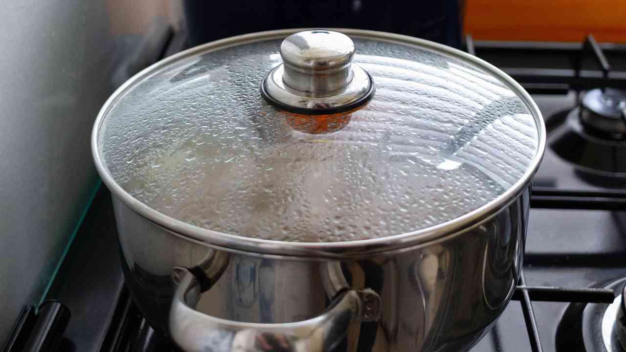 Lavare pentole dal fondo nero - ButtalaPasta.it