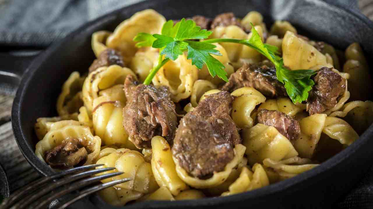 Pasta con sugo d’agnello buttalapasta.it