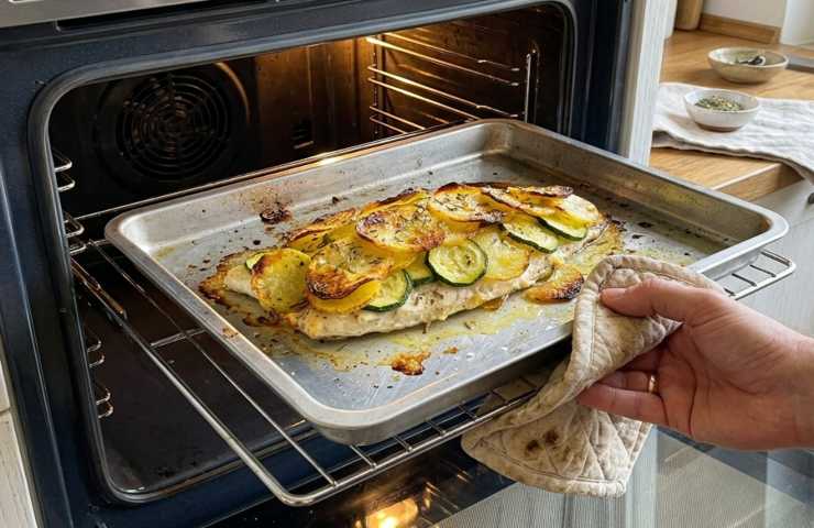 Orata in crosta di patate e zucchine appena sfornata: il mio segreto per una doratura perfetta.