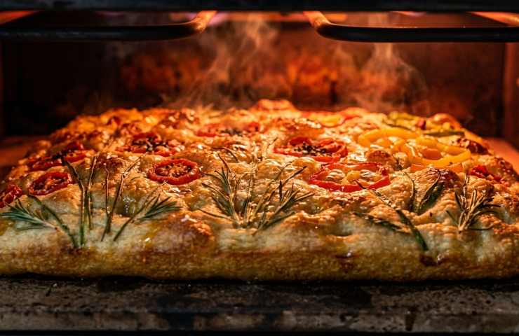 Focaccia Garden in forno negli ultimi 5 secondi di cottura, con bolle d'olio bollenti e glassa Hot Honey caramellata.