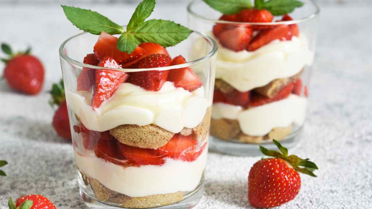 Tiramisù alle fragole in bicchiere buttalapasta.it