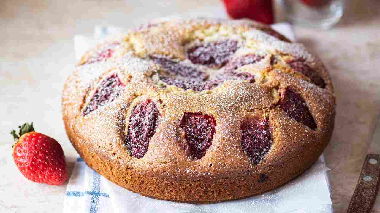 Torta morbida alle fragole buttalapasta.it