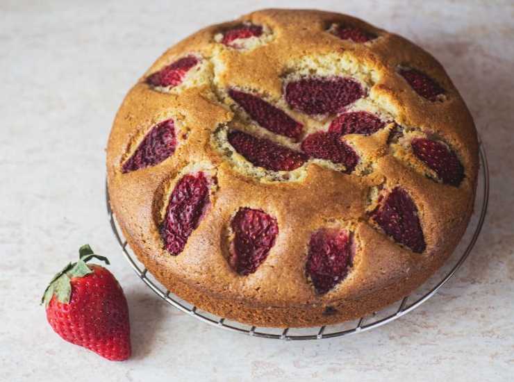 Torta morbida alle fragole buttalapasta.it