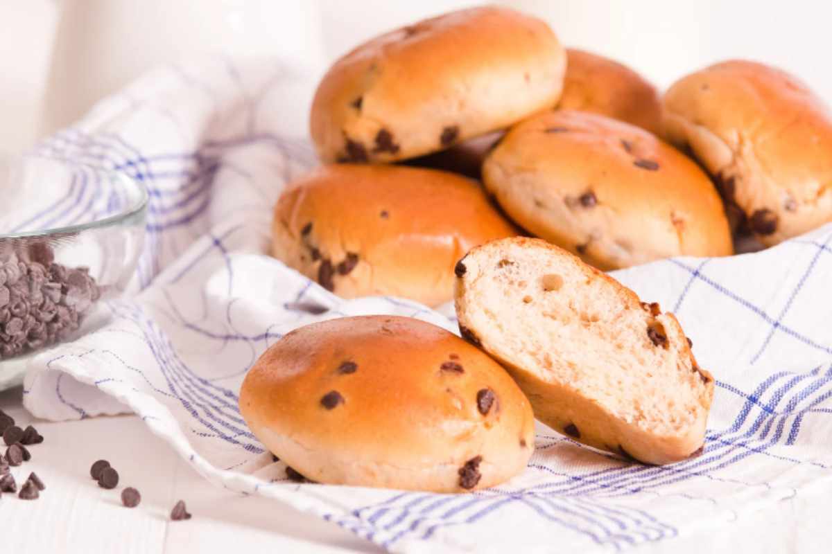 brioche con gocce di cioccolato in canovaccio