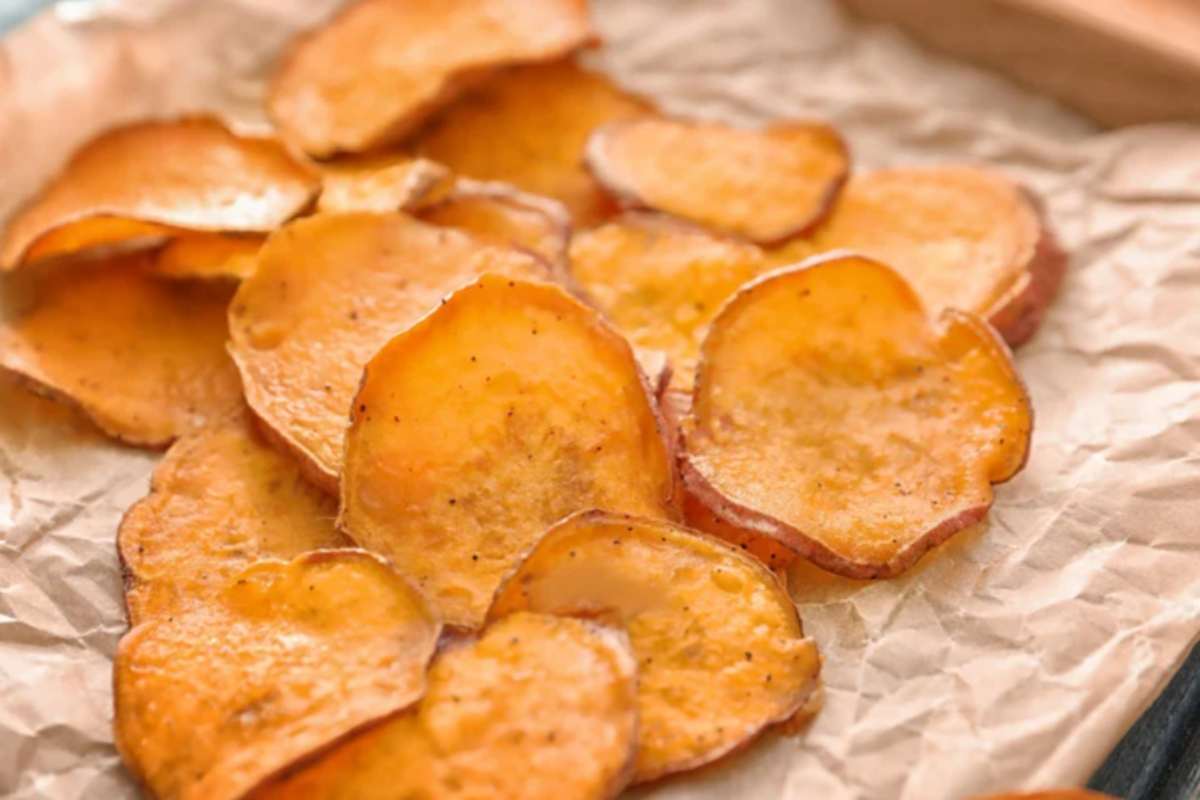 chips di patate dorate