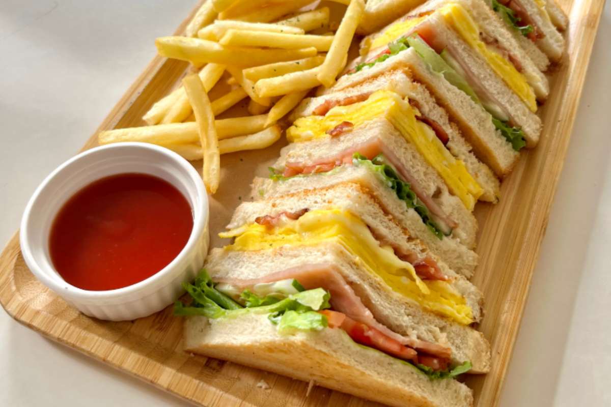 club sandwich in un vassoio