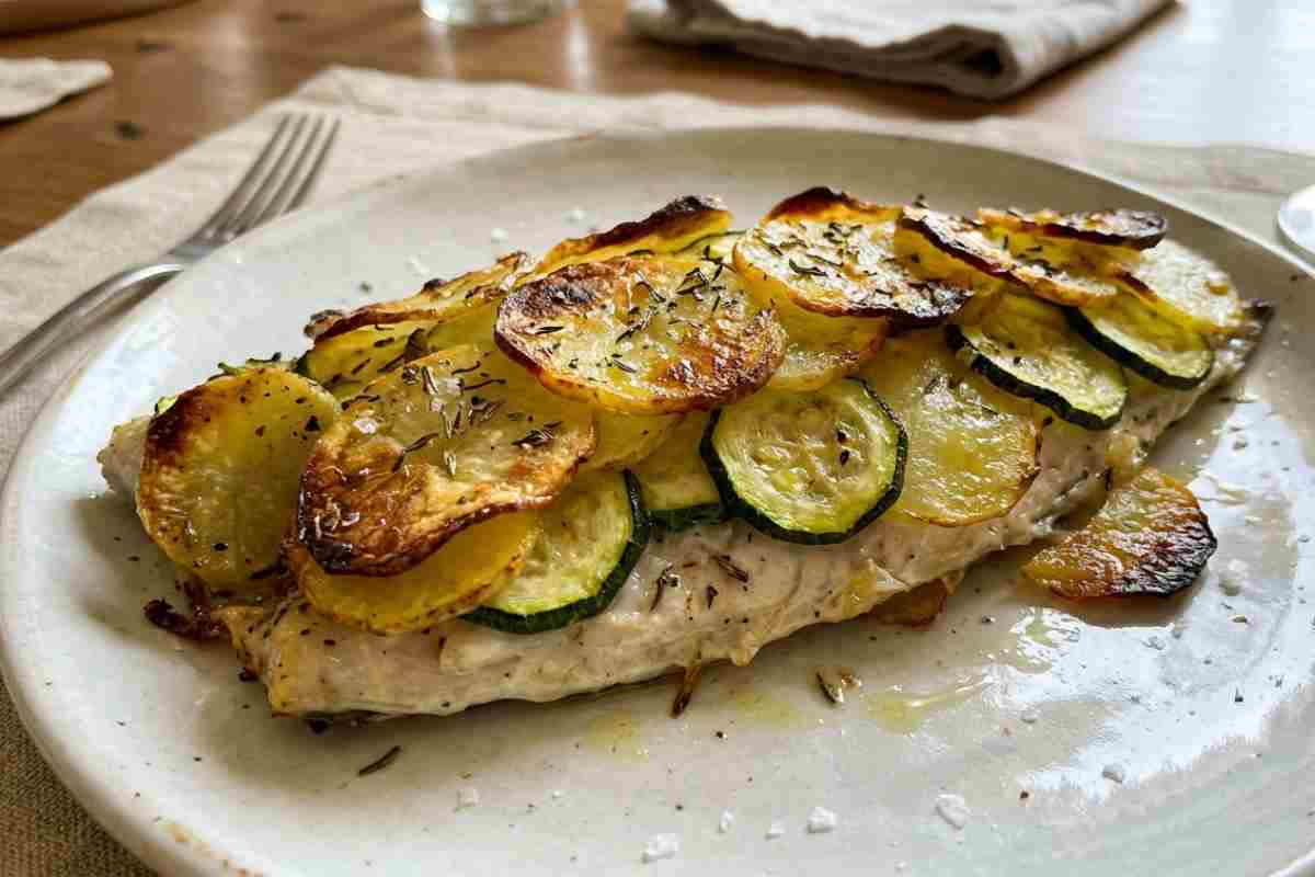 Filetto di orata al forno in crosta di patate vecchie e zucchine: ricetta facile e croccante.