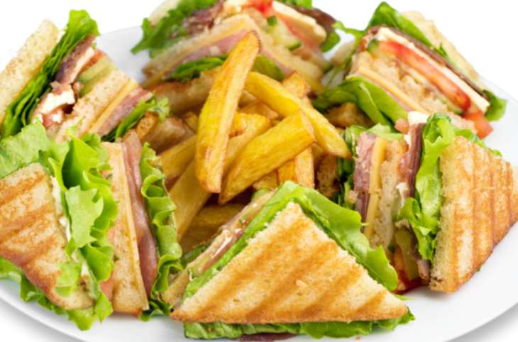 club sandwich con patatine