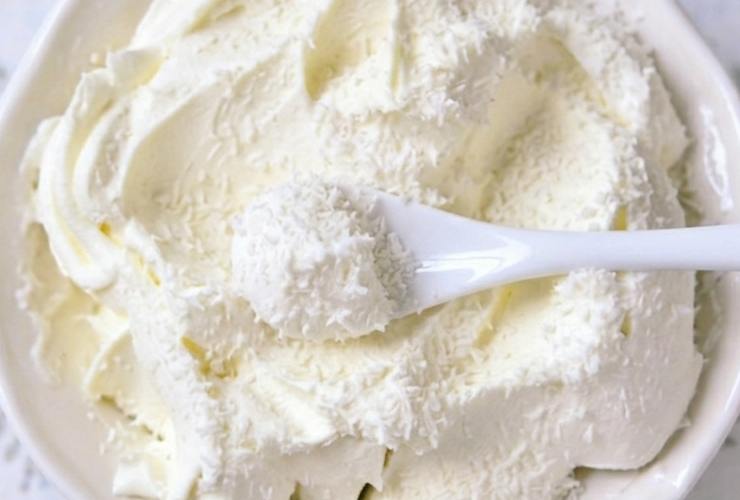 crema di cocco con cucchiaio