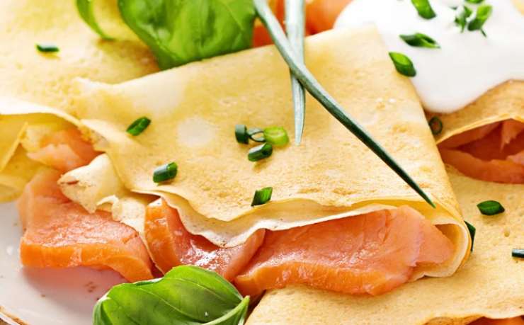 crespelle dorate con salmone