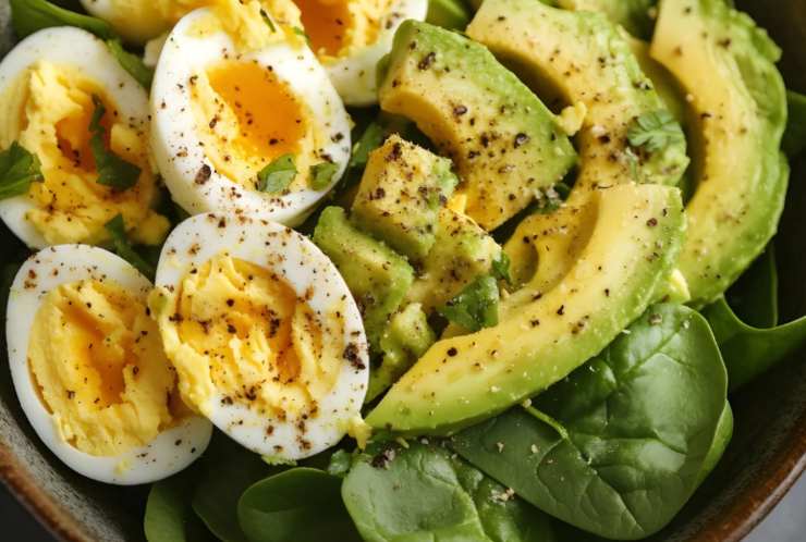 uova sode e avocado in un piatto