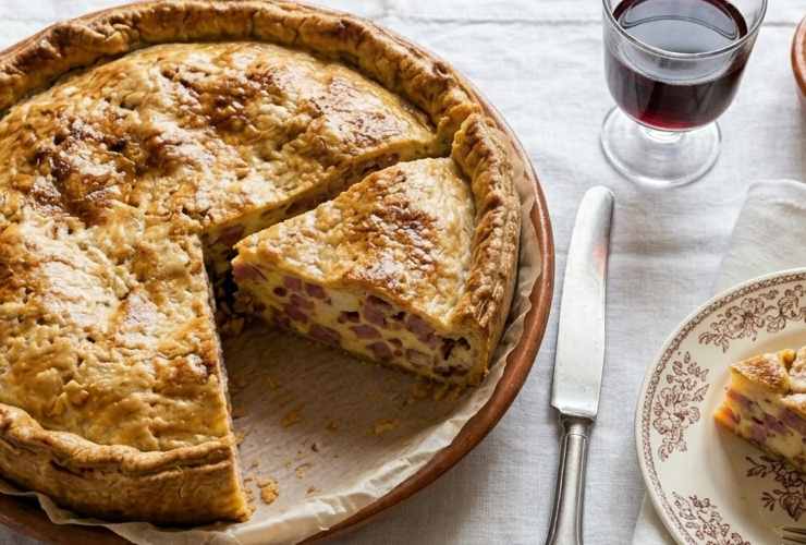 pizza chiena con fetta tagliata