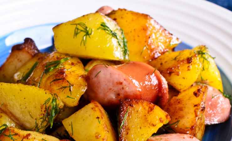 piatto di wurstel con patate