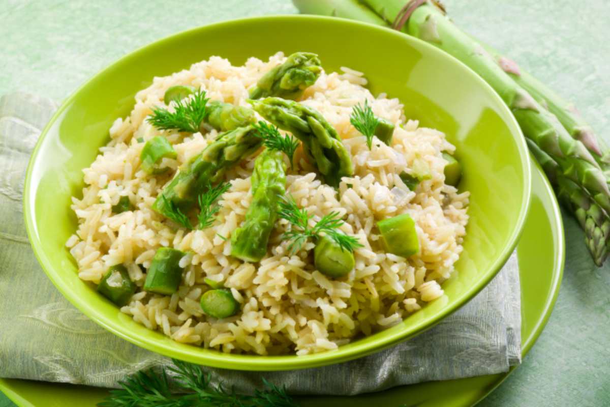 risotto asparagi e piselli in un piatto