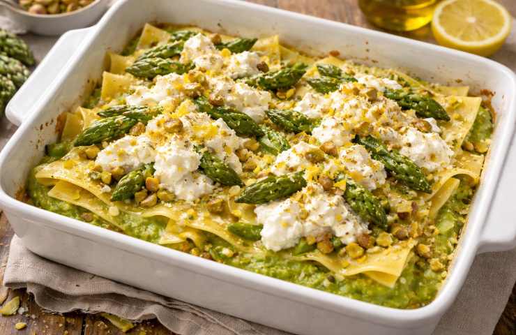 Lasagne aperte asparagi e burrata in teglia appena sfornata, primo piatto primaverile cremoso con pistacchi croccanti e sfoglia fresca, foto realistica ad alta qualità.