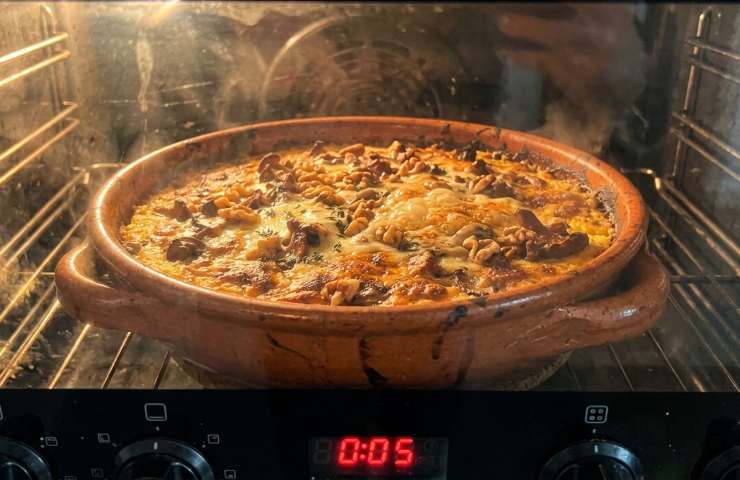 Polenta pasticciata al forno con funghi e taleggio fuso, ricetta Venerdì Santo senza carne.