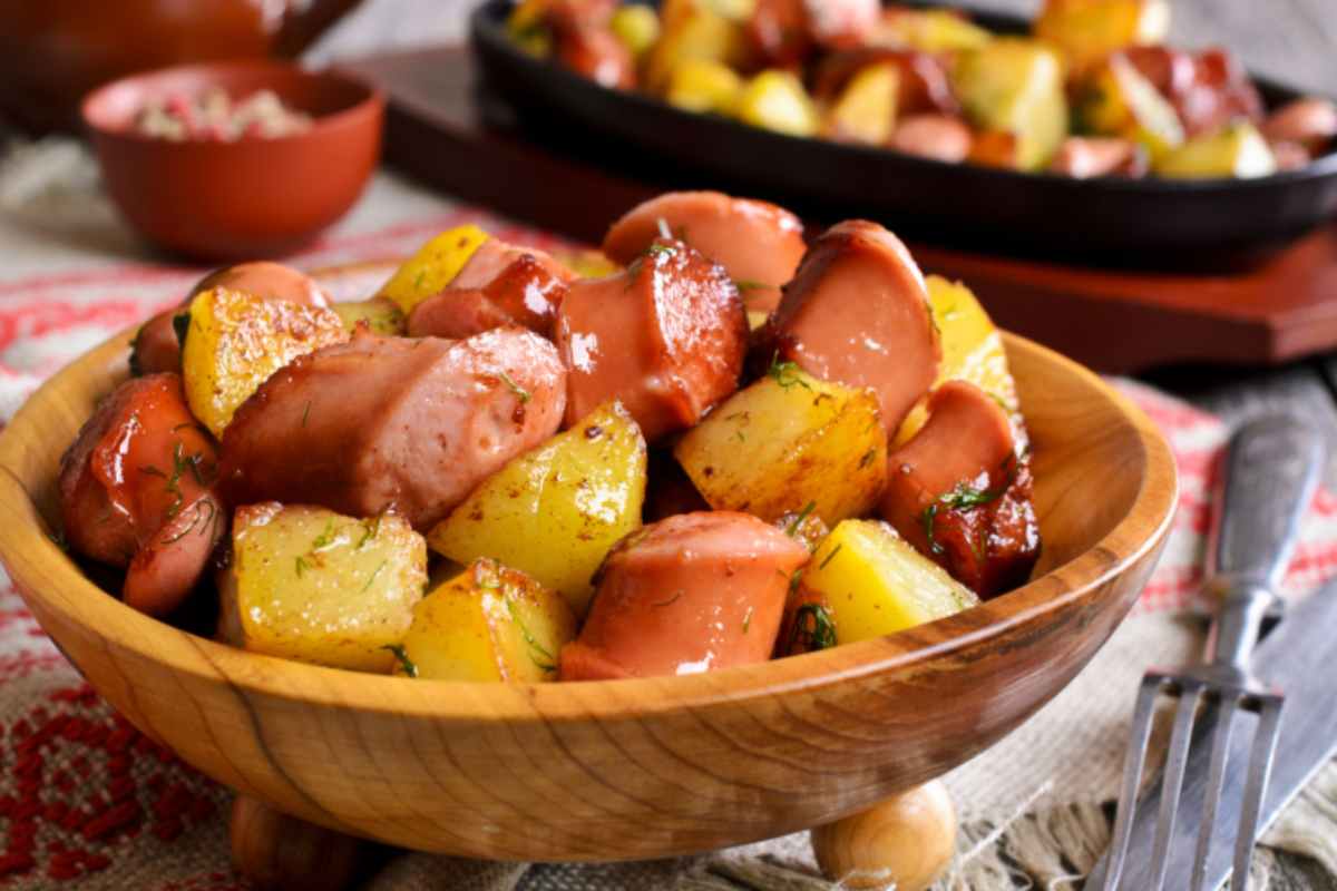 ciotola di wurstel con patate