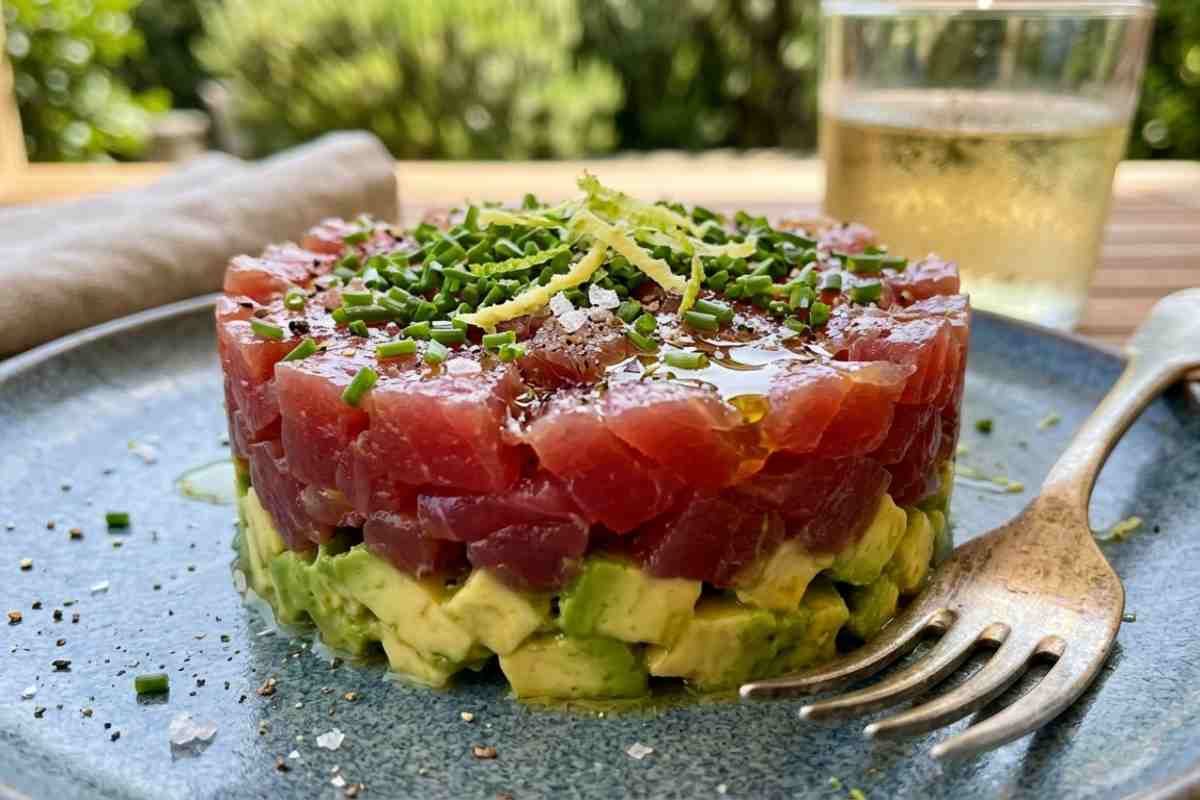 Ricetta estiva tartare tonno fresco avocado lime zenzero piatto gourmet.