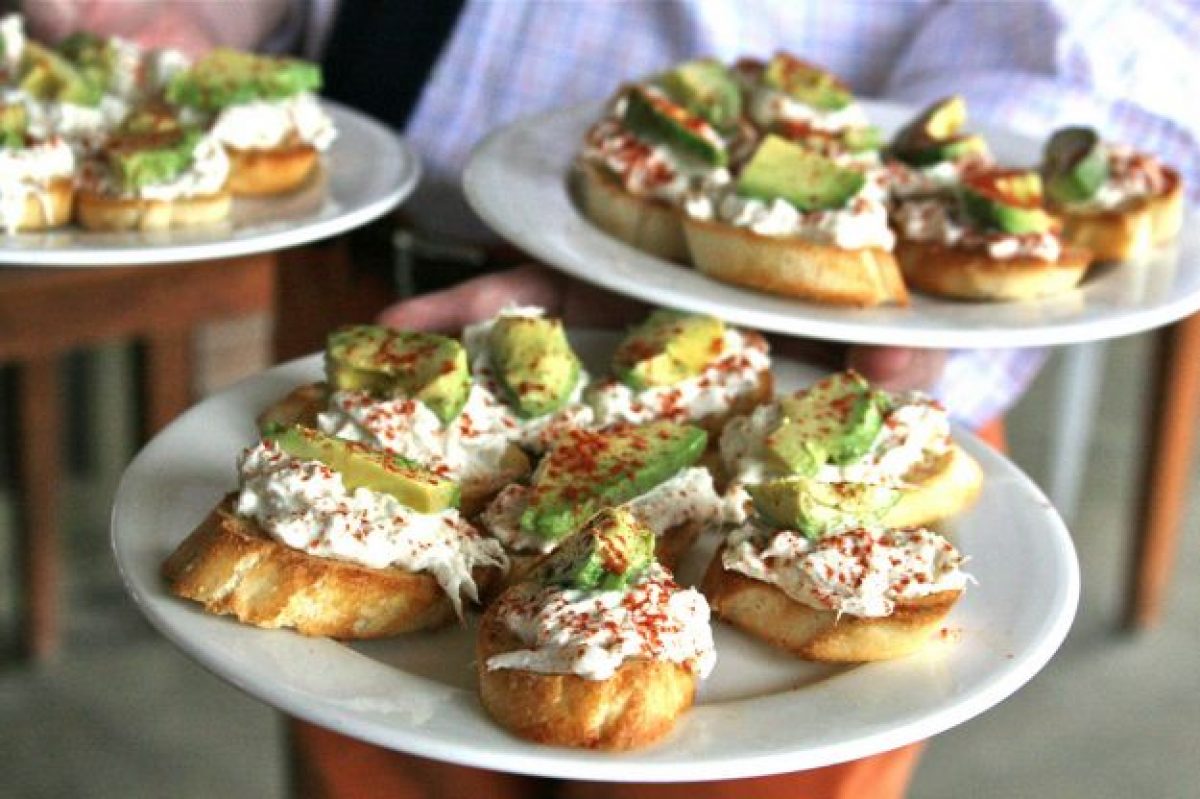 Bruschetta con avocado e pomodori