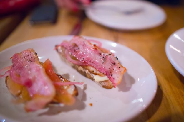 Crostini con provolone e pancetta