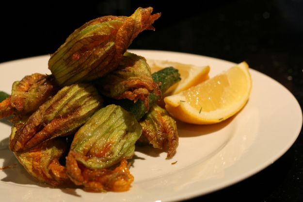 Fiori di zucca ripieni di mozzarella