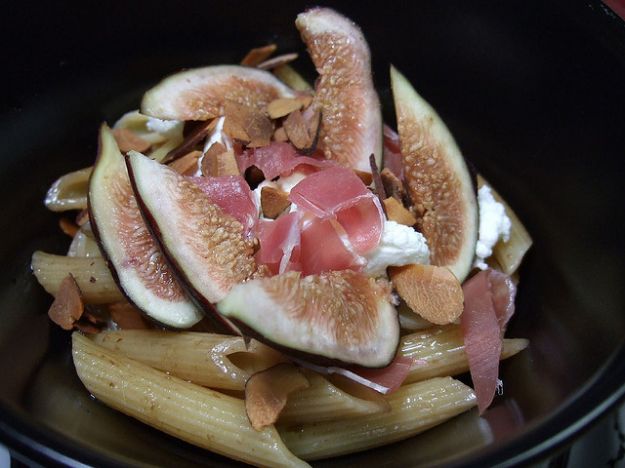 Pasta con fichi e prosciutto