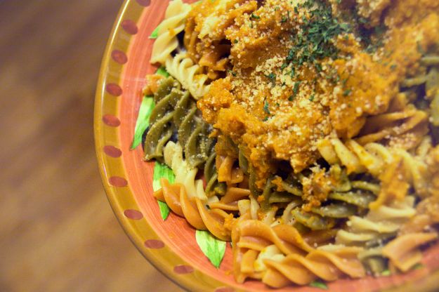 Pasta con zucca, taleggio, pinoli e olive