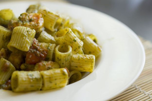 Pasta fredda con pesto e gamberi