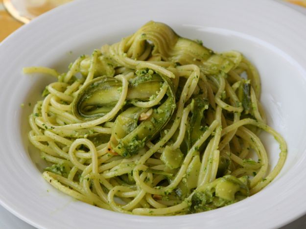 Pasta con zucchine, pomodorini e pesto