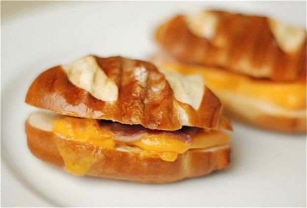 Pretzel farciti con formaggio