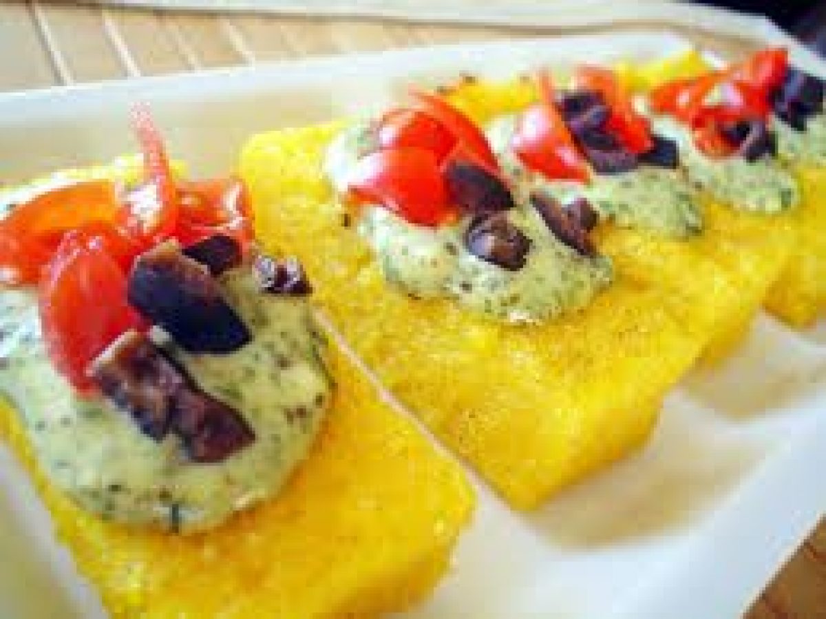 Tartine di polenta con formaggio e frutta